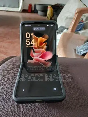 Samsung Galaxy Z Flip (Used)