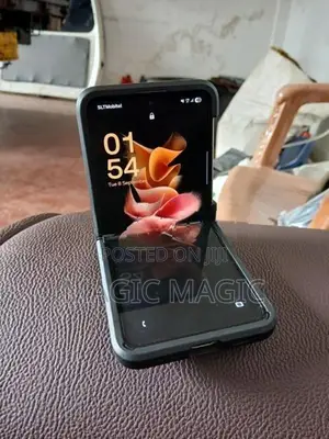 Samsung Galaxy Z Flip (Used)