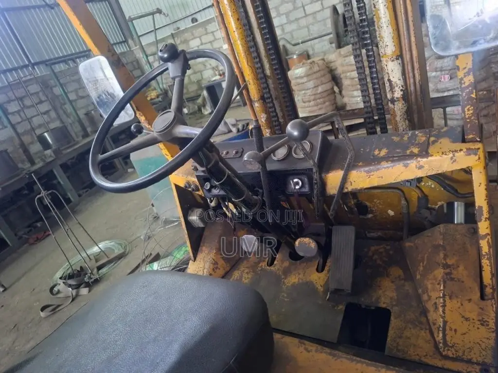 Isuzu TCM Fork Lift 2.5 2010 Heavy-Duty (Used)