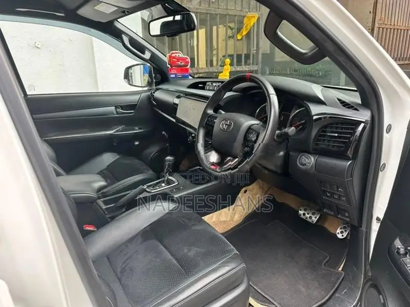 Toyota Hilux GR SPORTS 2024