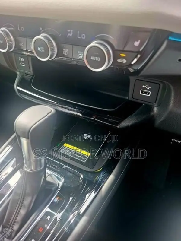 Honda Vezel Z APPLE CAR WIRELESS 2026