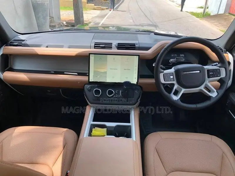 Land Rover Defender P300 e Dynamic HSE 2026