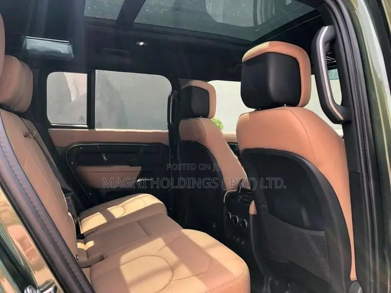 Land Rover Defender P300 e Dynamic HSE 2026