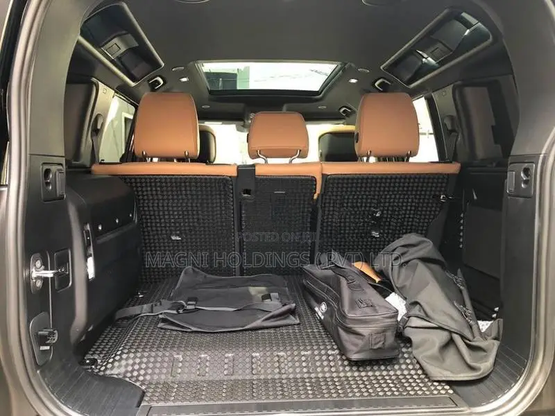 Land Rover Defender P300 e Dynamic HSE 2026