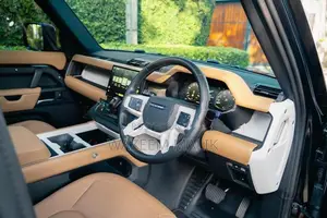 Land Rover Defender P300E UK HSE 2025