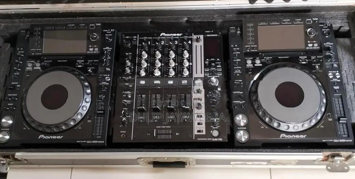 Pioneer Cdj 2000nxs with Djm 750 Dj System
