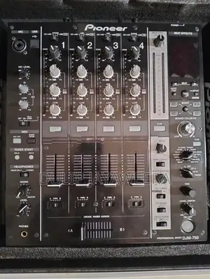 Pioneer Cdj 2000nxs with Djm 750 Dj System