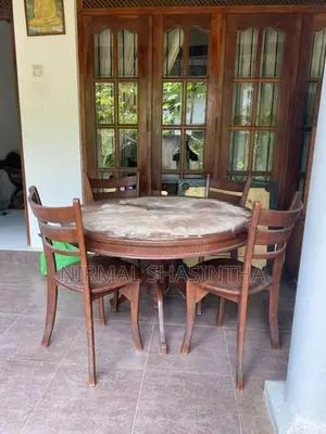 රවුම් මේසය සමග පුටු හතර