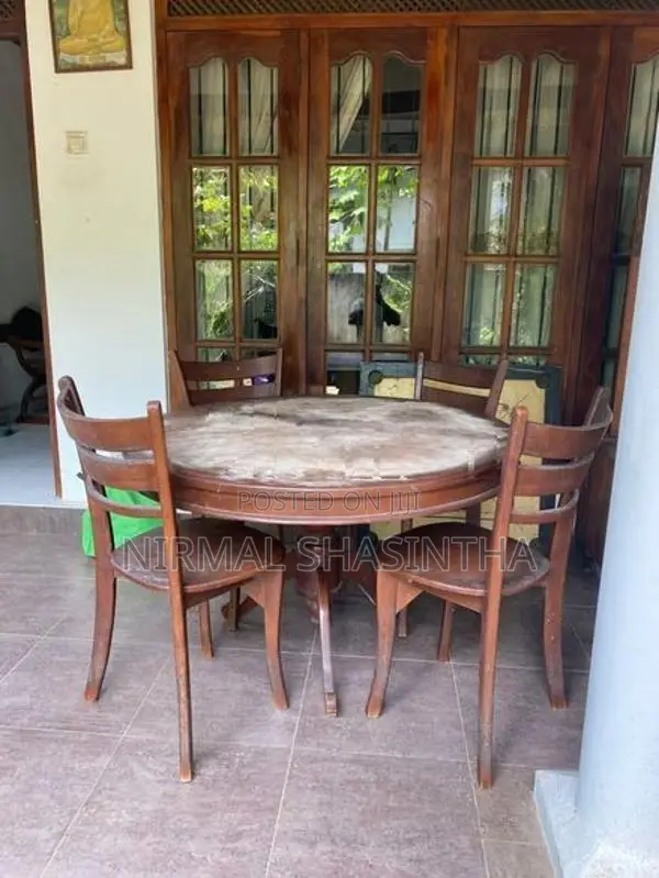 රවුම් මේසය සමග පුටු හතර