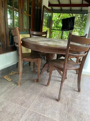රවුම් මේසය සමග පුටු හතර