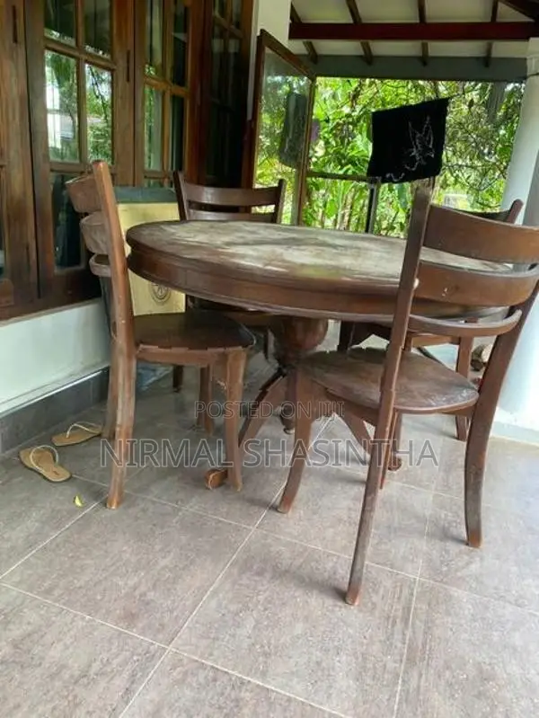 රවුම් මේසය සමග පුටු හතර