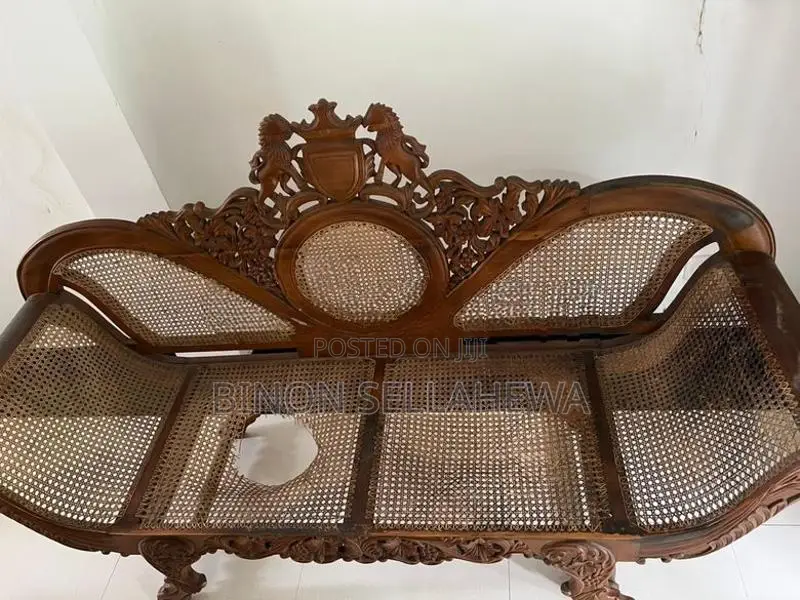 තේක්ක ලීයෙන් නිමැයු කවිච්චියක්