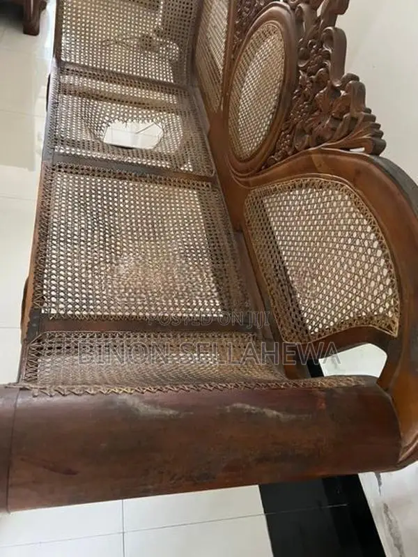 තේක්ක ලීයෙන් නිමැයු කවිච්චියක්