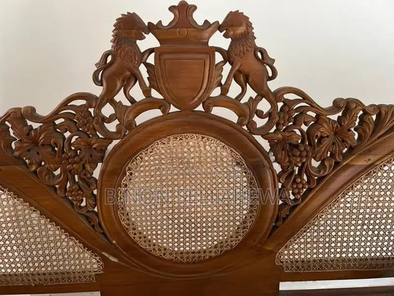 තේක්ක ලීයෙන් නිමැයු කවිච්චියක්