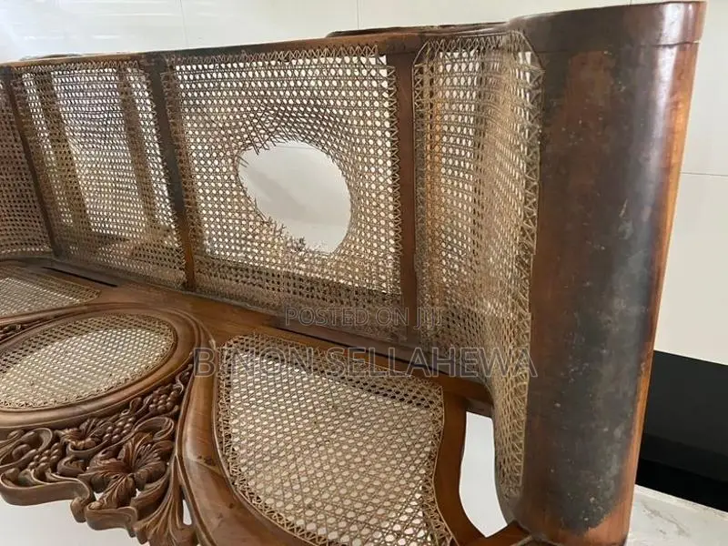 තේක්ක ලීයෙන් නිමැයු කවිච්චියක්
