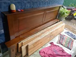 තෙක්ක King size bed with meters (ඇද සමග මෙට්ටය)