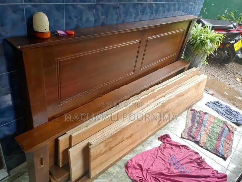 තෙක්ක King size bed with meters (ඇද සමග මෙට්ටය)