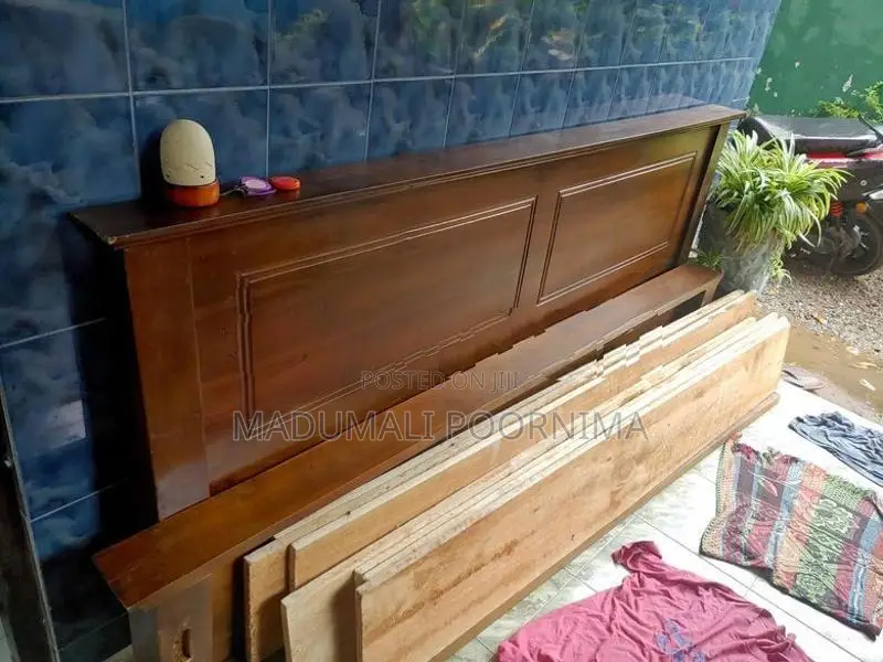 තෙක්ක King size bed with meters (ඇද සමග මෙට්ටය)