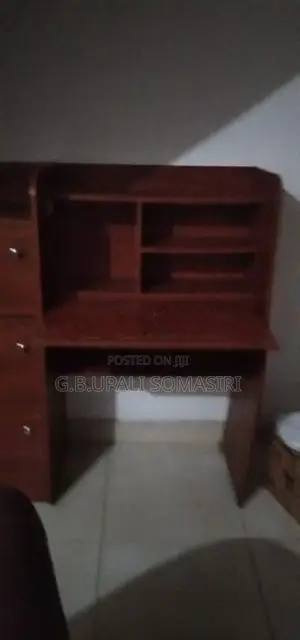 පොත් මේසයක්