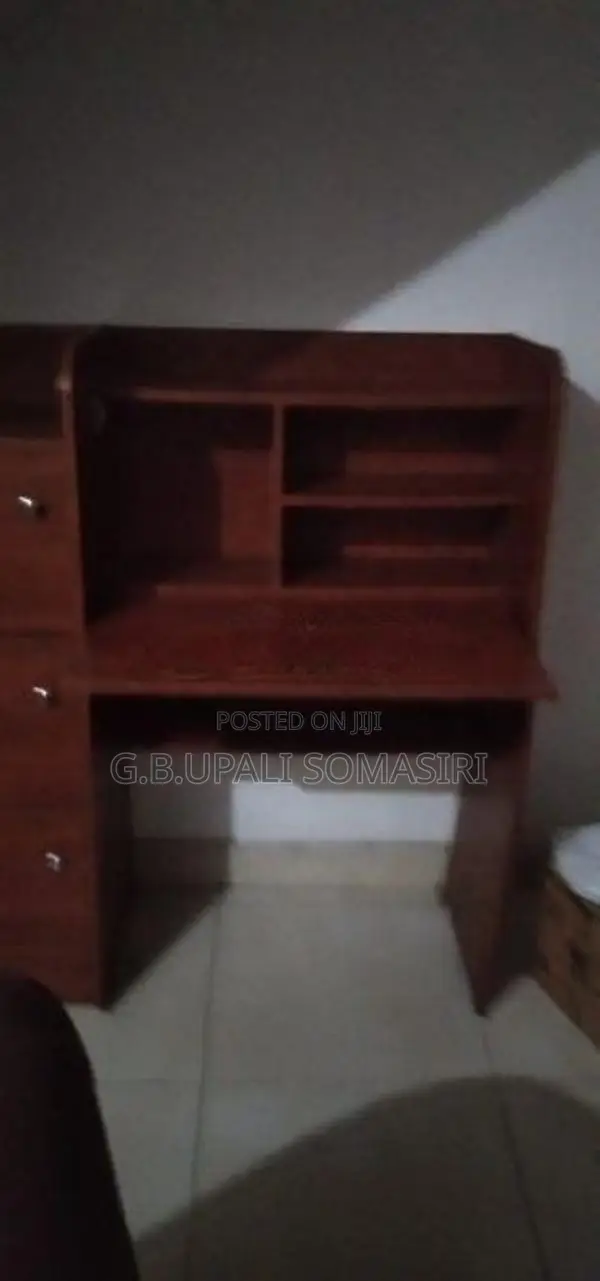 පොත් මේසයක්