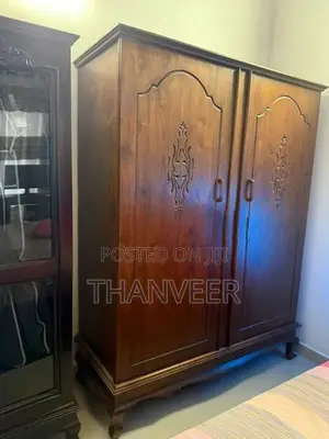 තේක්ක අල්මාරියක්