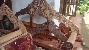 පාවිච්චි කරන ලද කවිච්චිය හා පුටු දෙකක්
