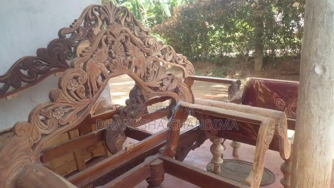 පාවිච්චි කරන ලද කවිච්චිය හා පුටු දෙකක්