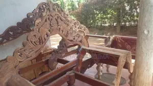 පාවිච්චි කරන ලද කවිච්චිය හා පුටු දෙකක්