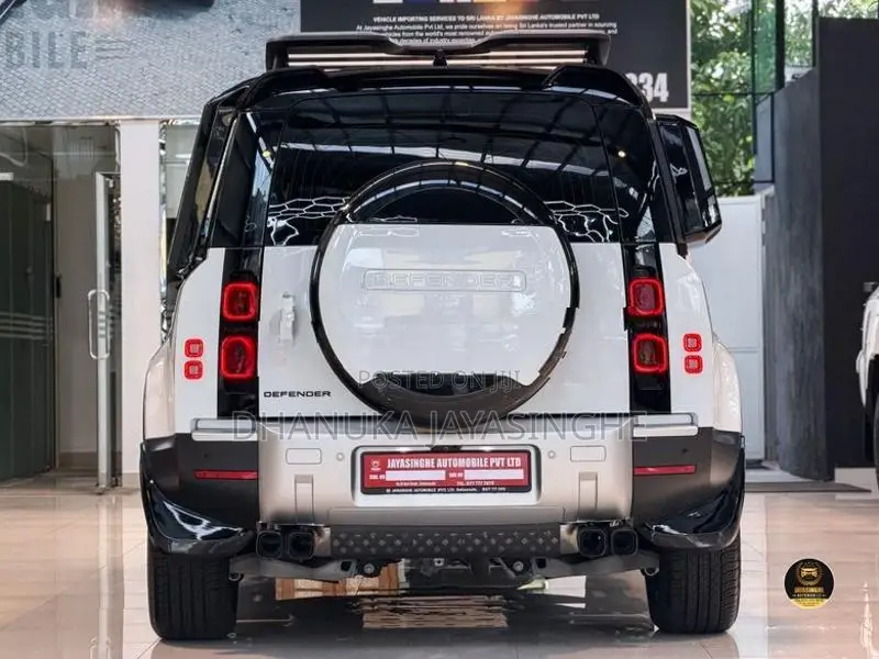 Land Rover Defender 110 SE 7 Seater 2024