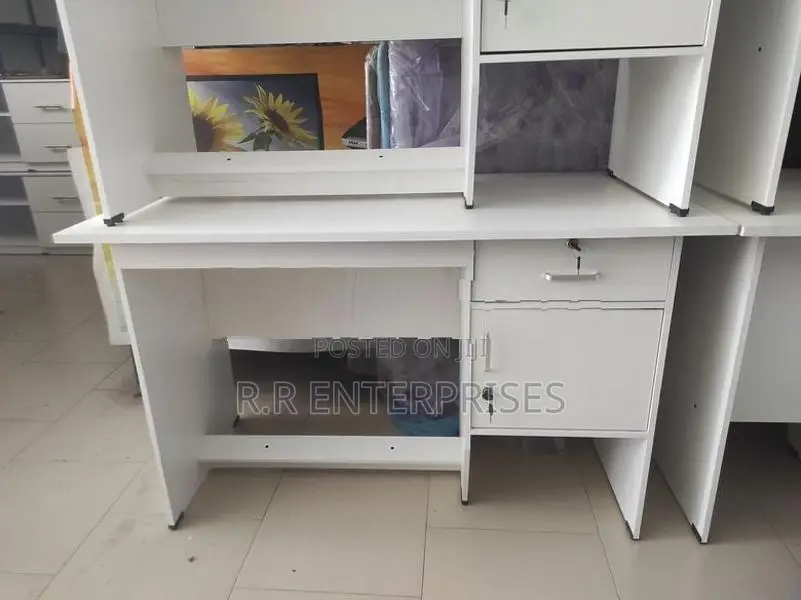New 4*2 ft Melamine Office Table