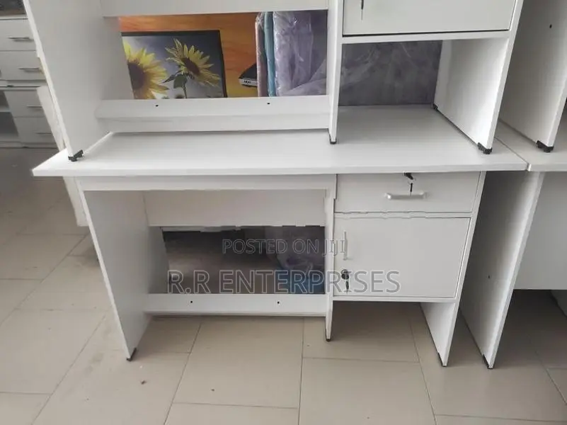 New 4*2 ft Melamine Office Table