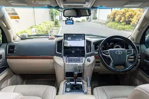 Toyota Land Cruiser Sahara 2013