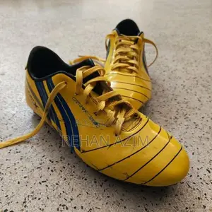 Dynamic Skin Yellow With Blue Soccer Boots