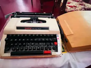 Brother Deluxe English Manual TypeWriter
