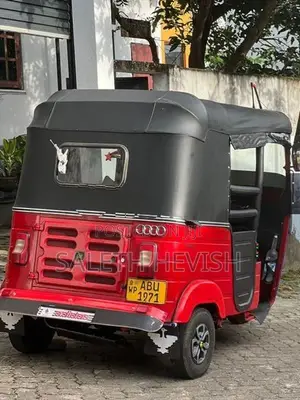Bajaj RE 2019