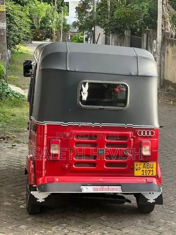 Bajaj RE 2019