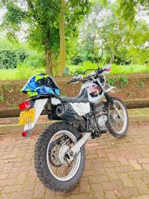 Suzuki Djebel 2005