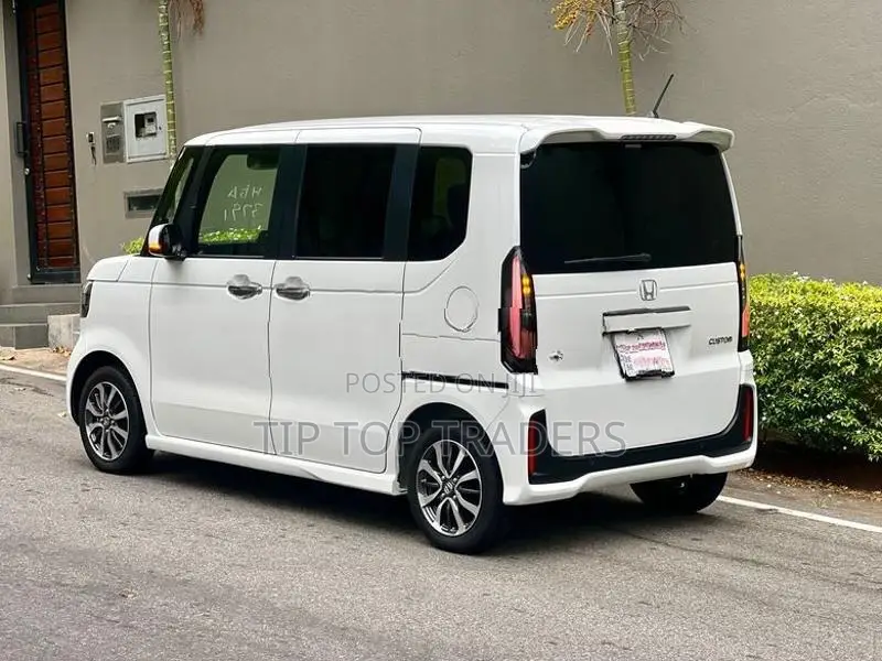 Honda N-Box Custom 2024