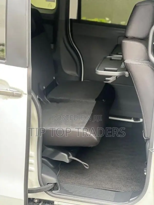 Honda N-Box Custom 2024