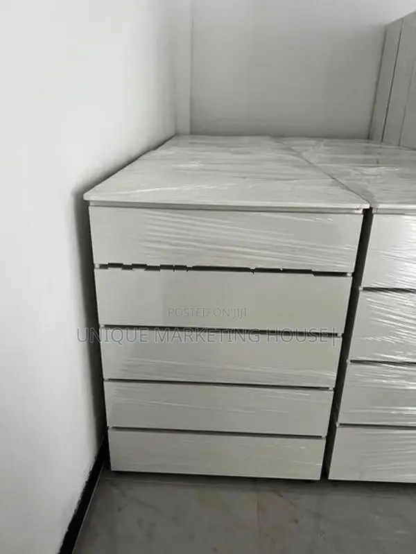 MODERN 5 DRAWER FINGER PULL WHITE CUPBOARDS