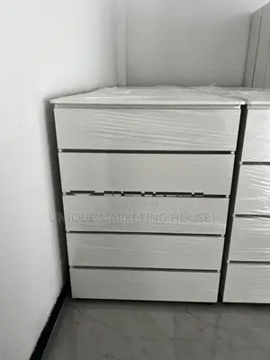 MODERN 5 DRAWER FINGER PULL WHITE CUPBOARDS