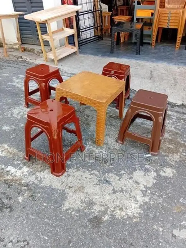 Coffee table with 4 stools