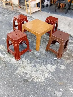 Coffee table with 4 stools