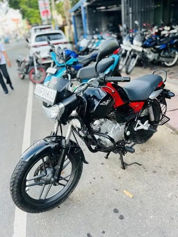 Bajaj V15 2017