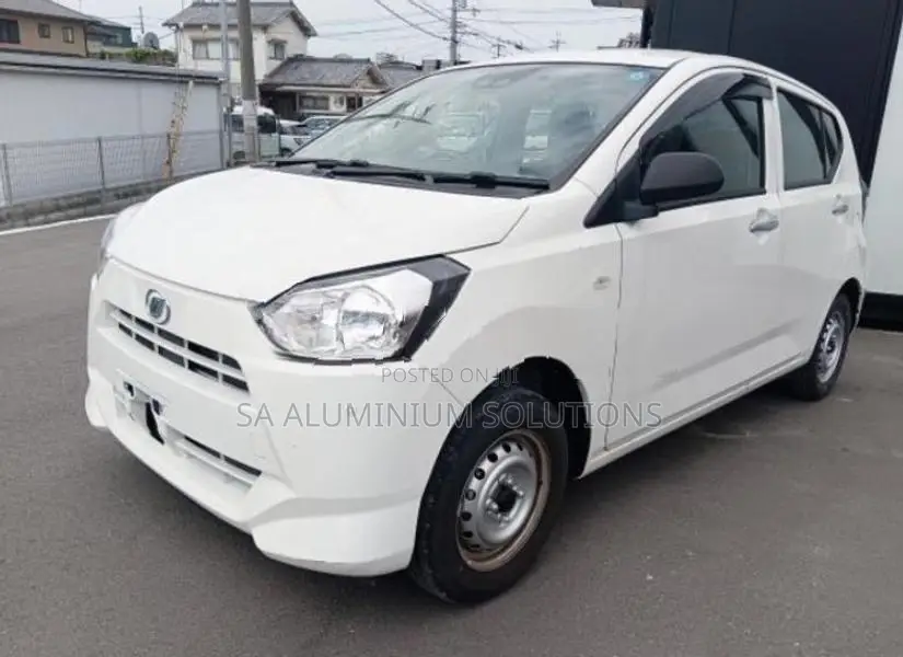 Daihatsu Mira e s 2025