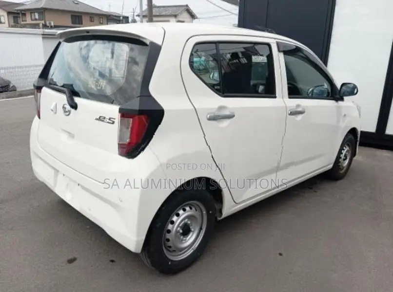 Daihatsu Mira e s 2025
