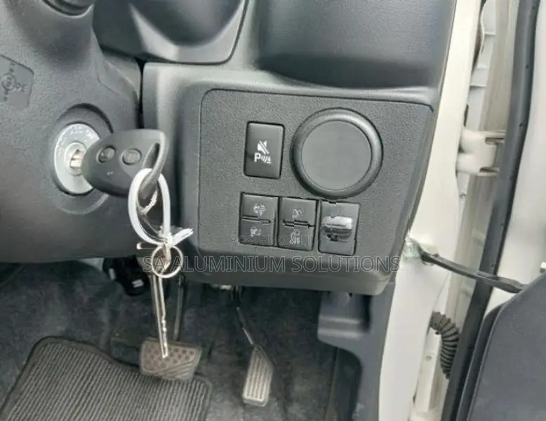Daihatsu Mira e s 2025