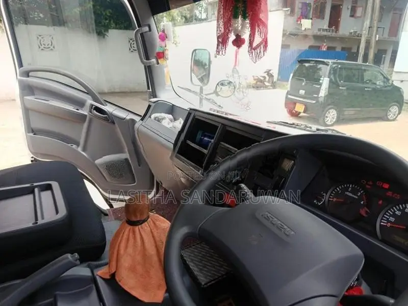 Isuzu NPR75U 2026