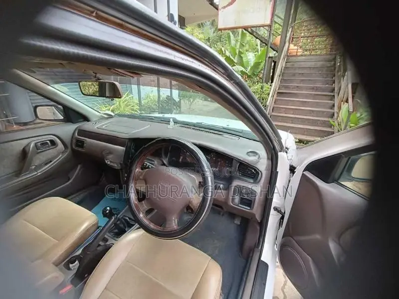 Nissan Bluebird SU14 1999