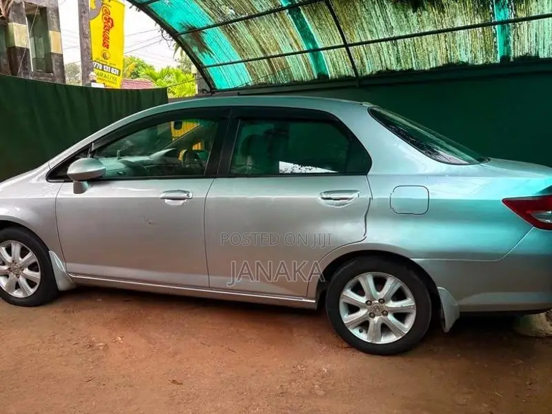 Honda Fit Aria 2005